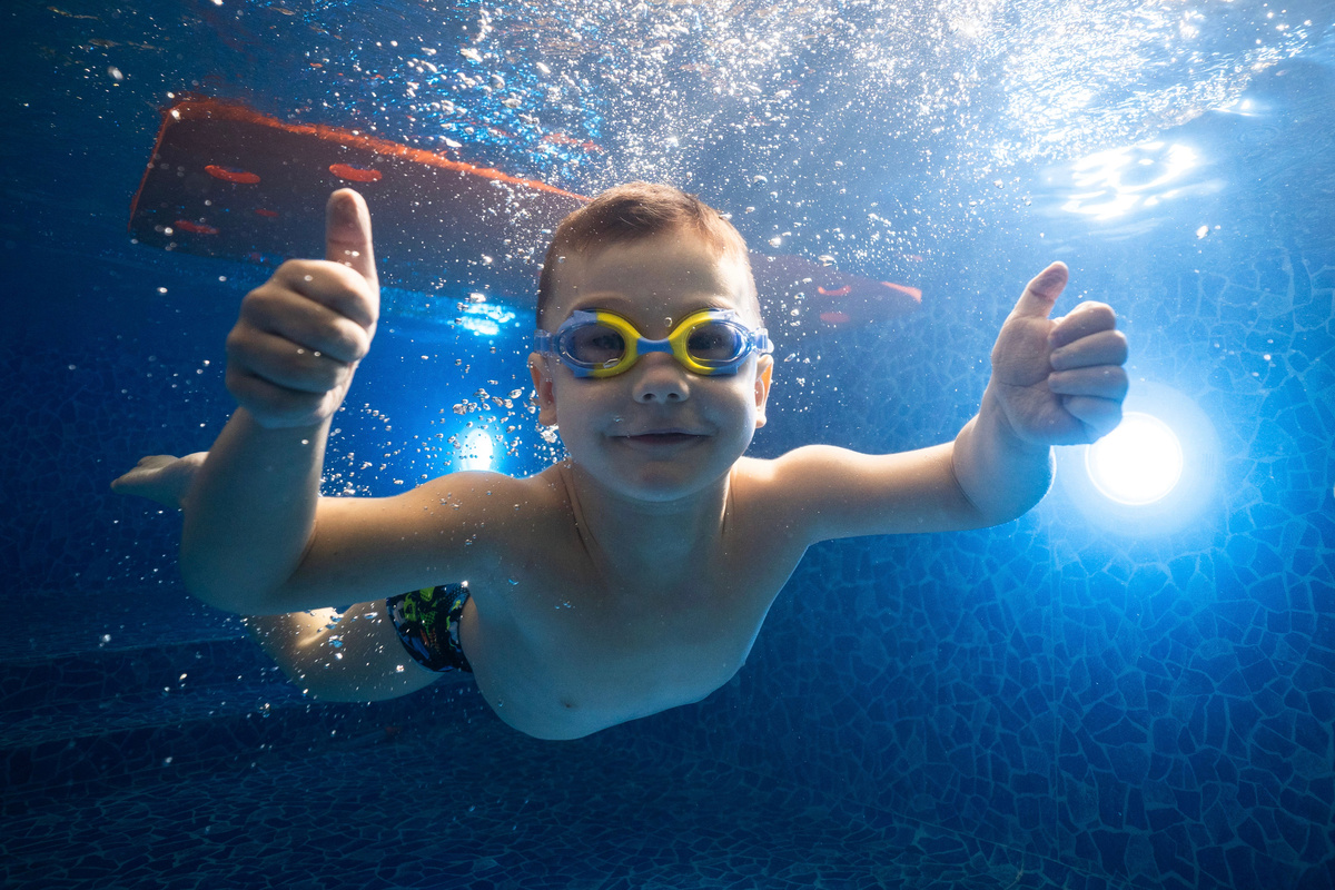 Чаще всего тренеры начинают надевать очки для плавания детям старше года