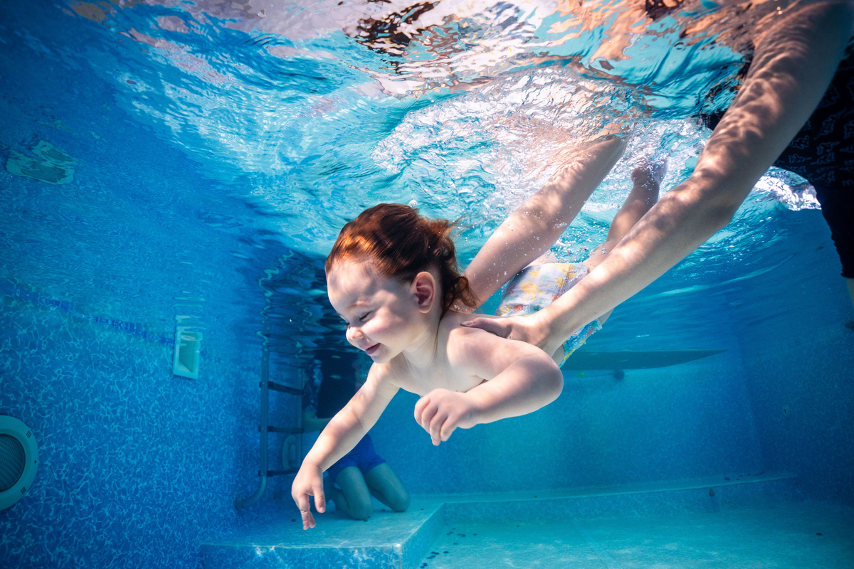 Чаще всего родители отдают ребёнка в бассейн, чтобы научить его плавать