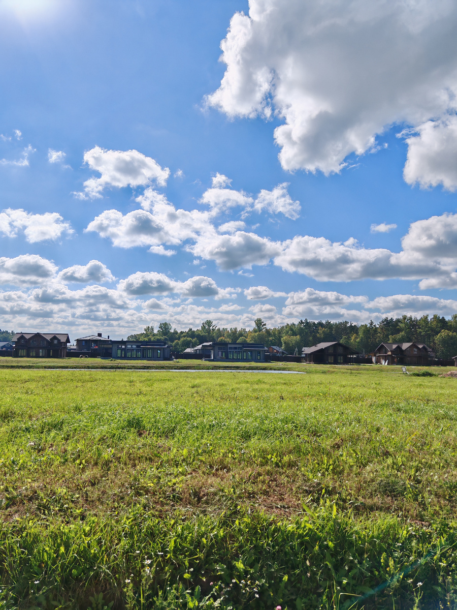 Пруд среди личных участков 