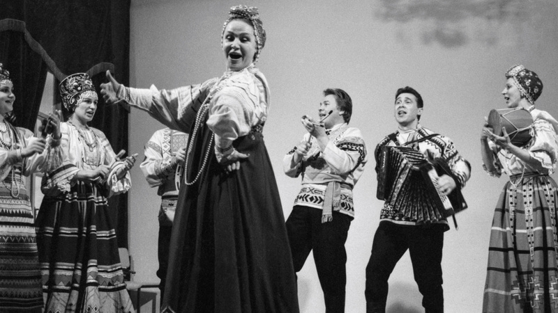    Надежда Бабкина и фольклорный центр «Русская песня» в 1992 году. Татьяна Кузьмина/ТАСС, архив