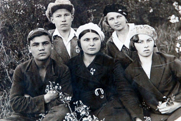 Носаль - учительница (в центре).