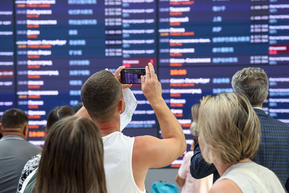    В случае задержки вашего рейса необходимо всё фиксировать. / Сергей Булкин/ТАСС