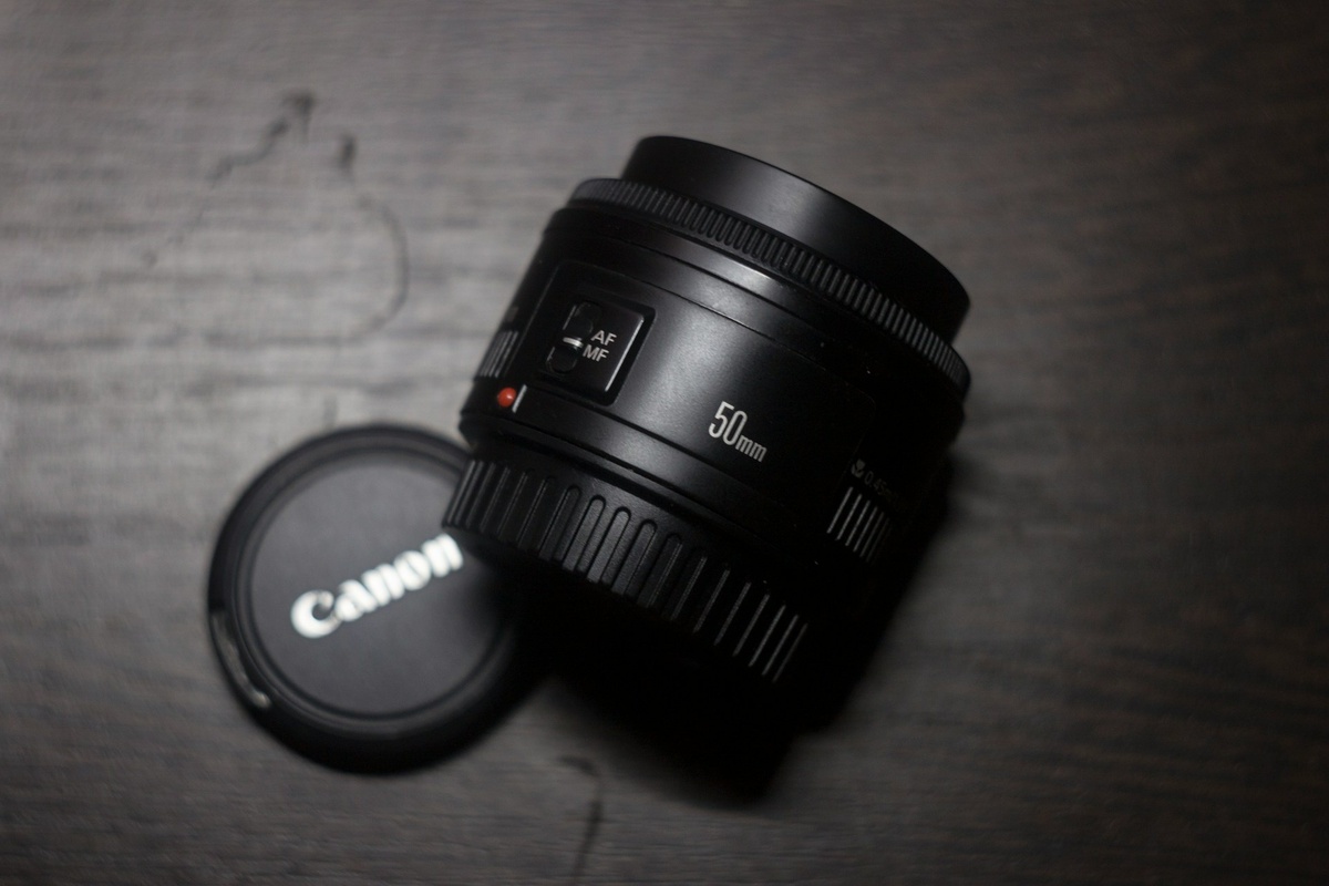    Объектив 50 мм подходит почти для всех жанров: портрет, прогулка, предметная съёмка, репортаж, еда, макро, видео / Фото: unsplash.com