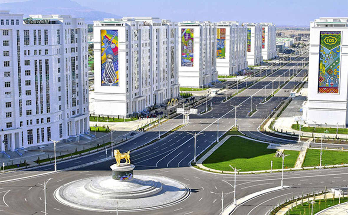 Белоснежные мраморные здания в центре Ашхабада