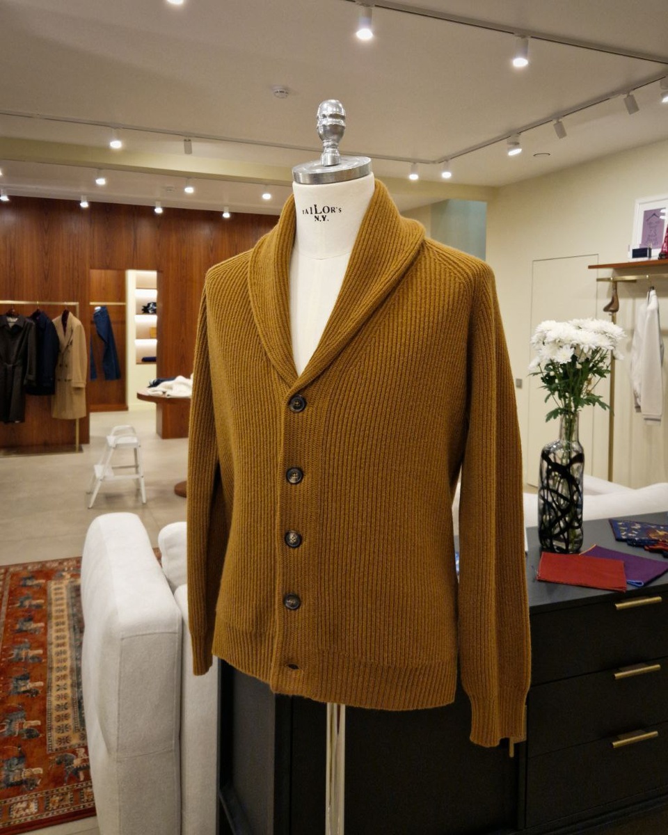 Кардиган английской вязки из кашемира Paraggi в интерьере ателье Bourbaki