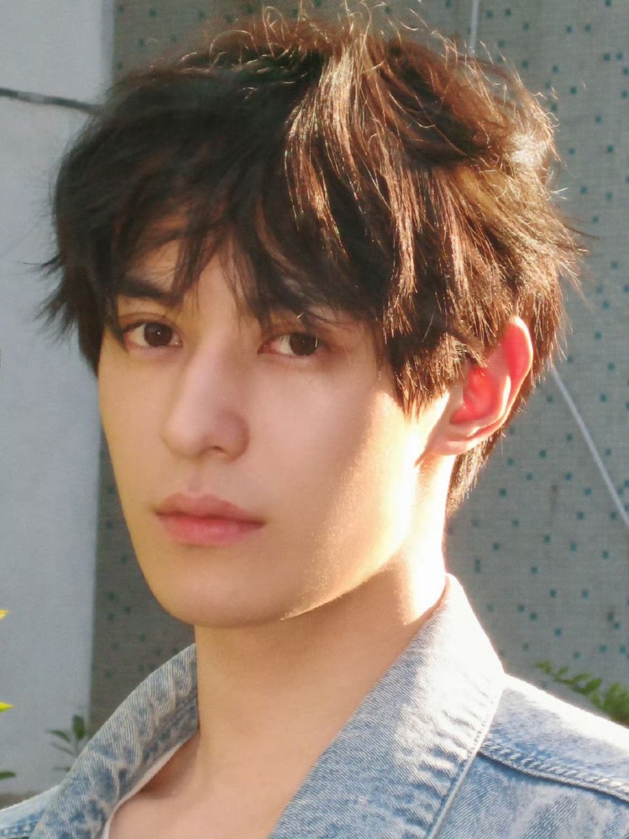 Актёр Цзо Е, 24 года. Листайте галерею...