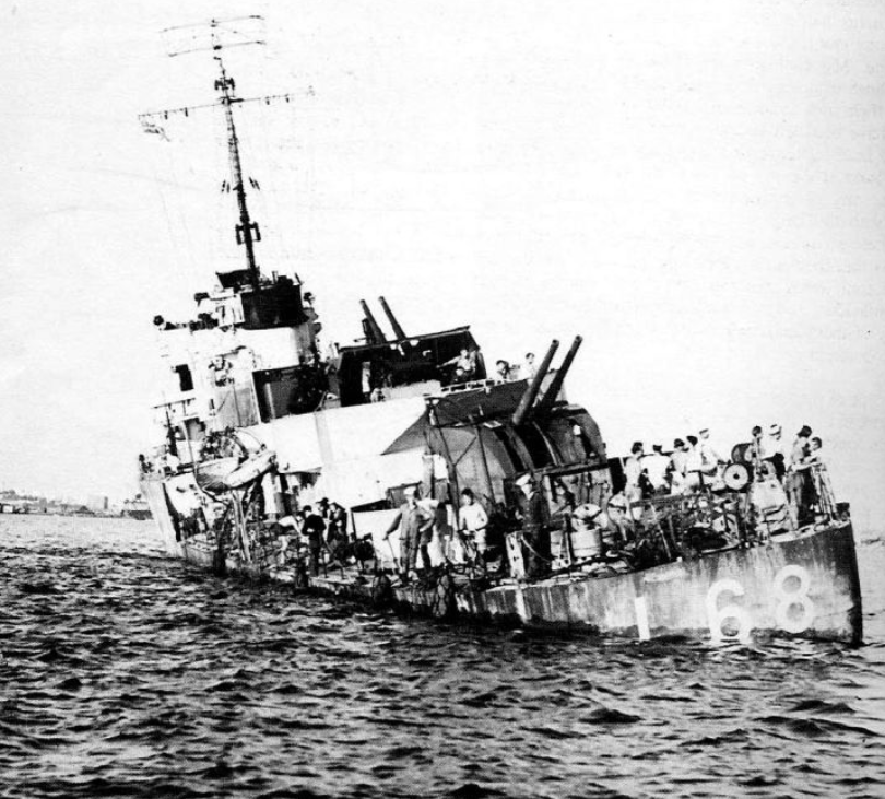 Поврежденный британский эскортный миноносец «Эридж»