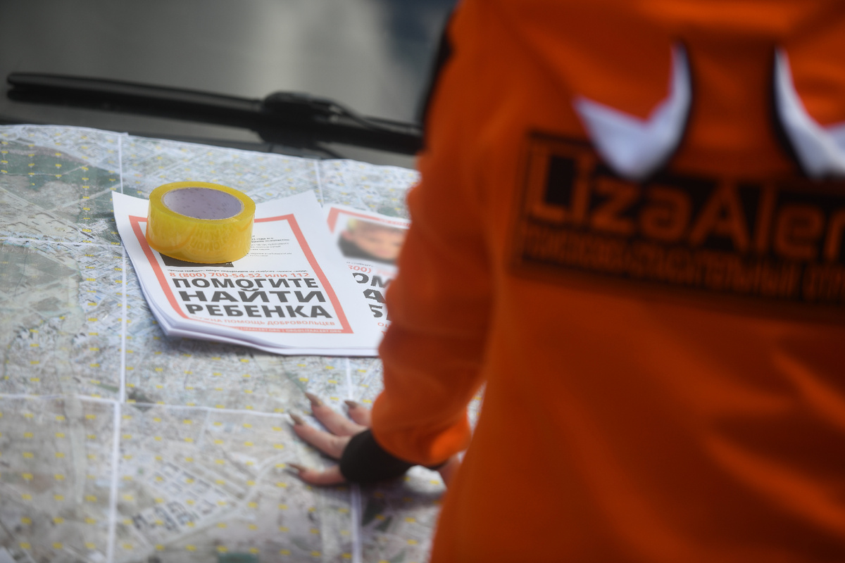 Волонтеры прочесывали улицы города, чтобы найти мужчину. Фото: Алексей Булатов. 