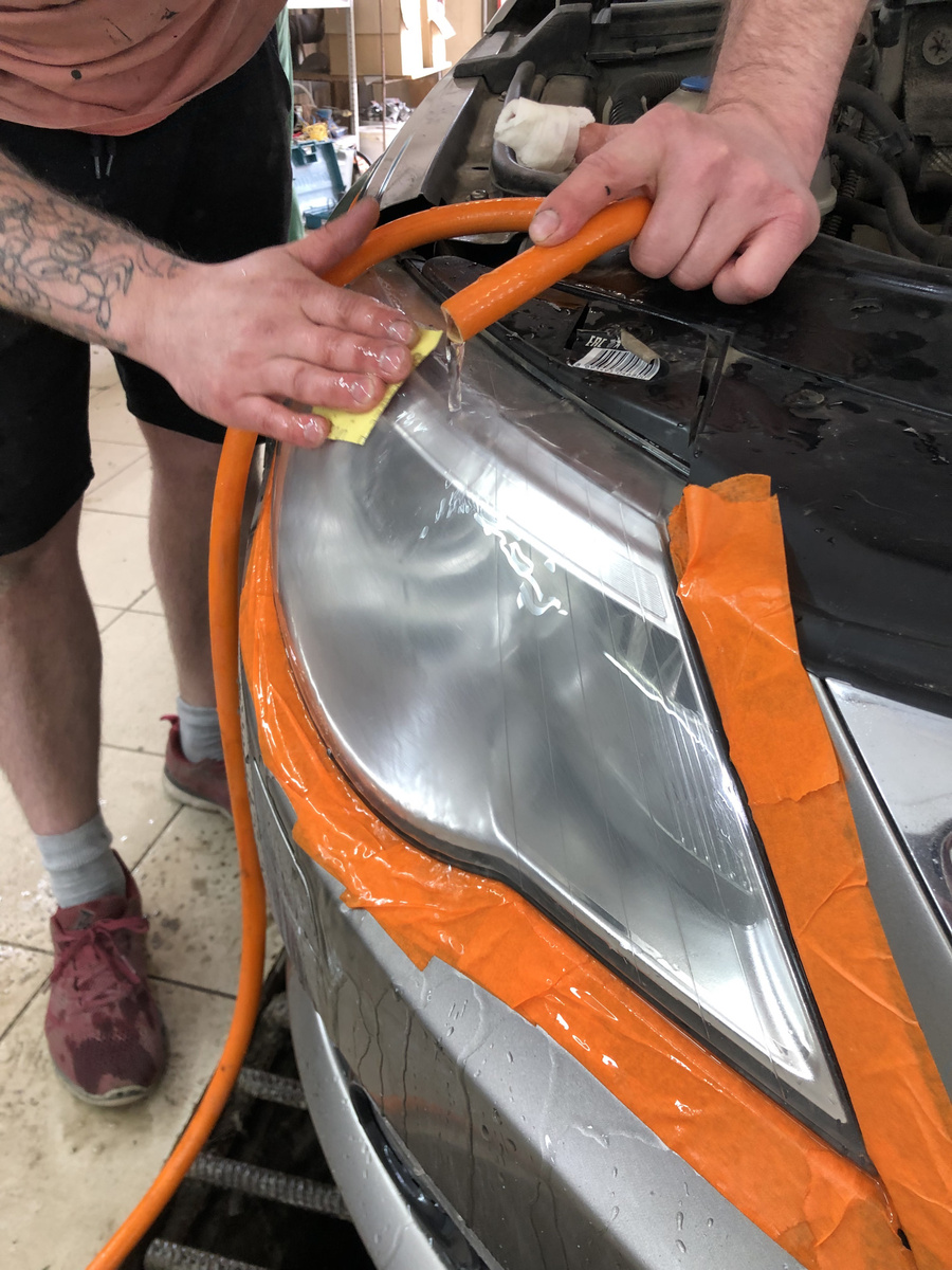 Зачистка фары наждачной бумагой.