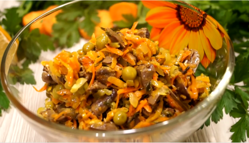 Салат, который скромно стоит в сторонке, пока вы накрываете на стол, но потом... неизменно оказывается его главной звездой