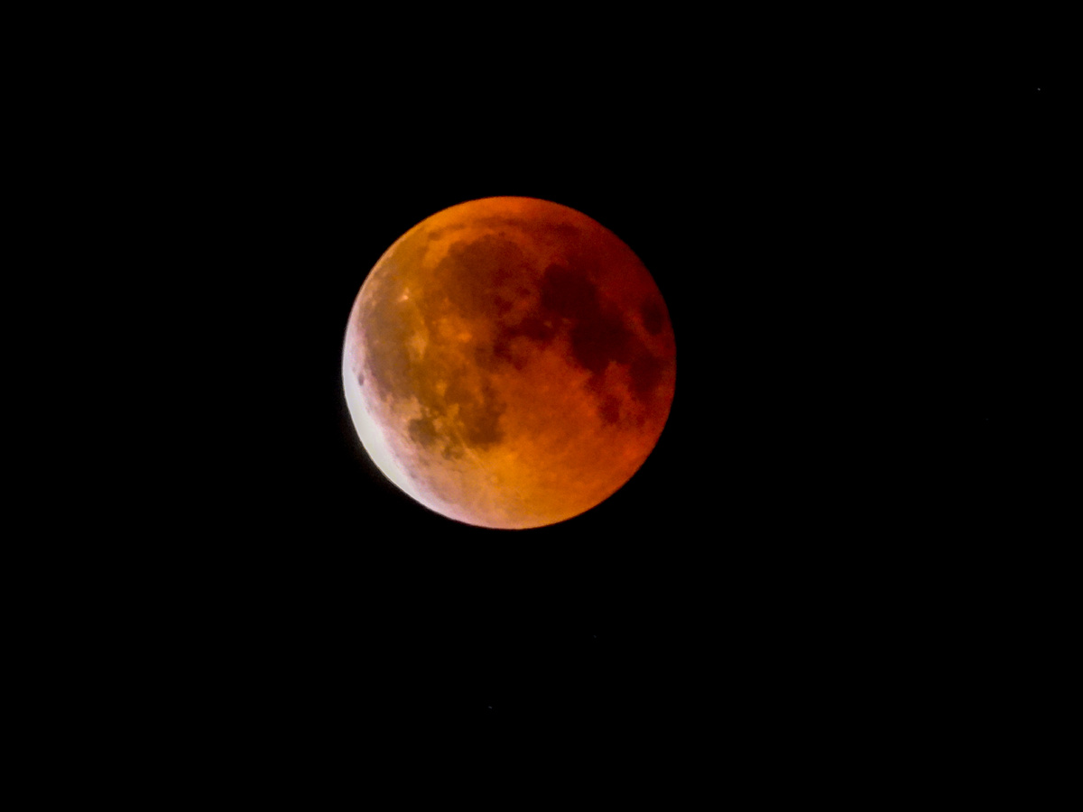 На фото конец полной фазы лунного затмения
