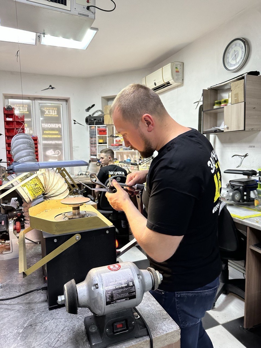 Мастера по заточке инструментов за работой