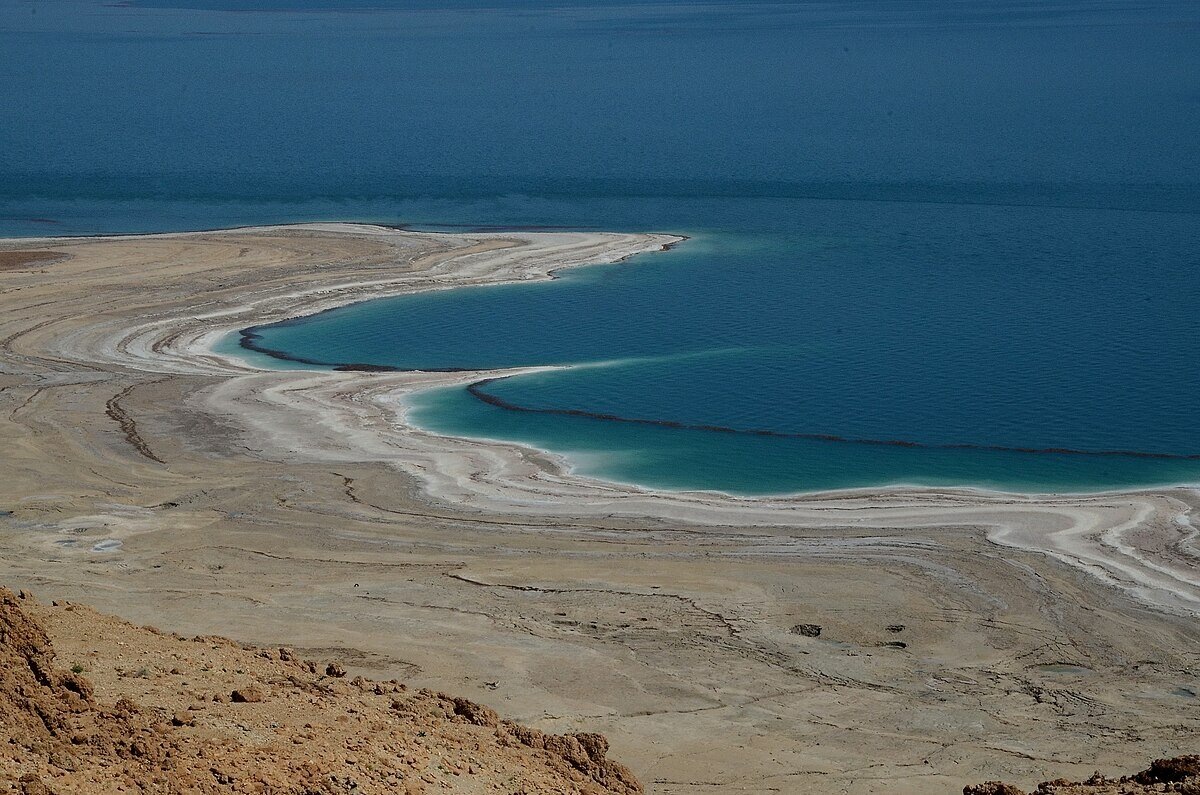 Побережье Мёртвого моря постоянно «отступает», потому что водоём стремительно высыхает. За последние 50 лет уровень воды упал более чем на 30 метров, и каждый год он понижается примерно на метр. Фото: עוזי פז / Wikimedia