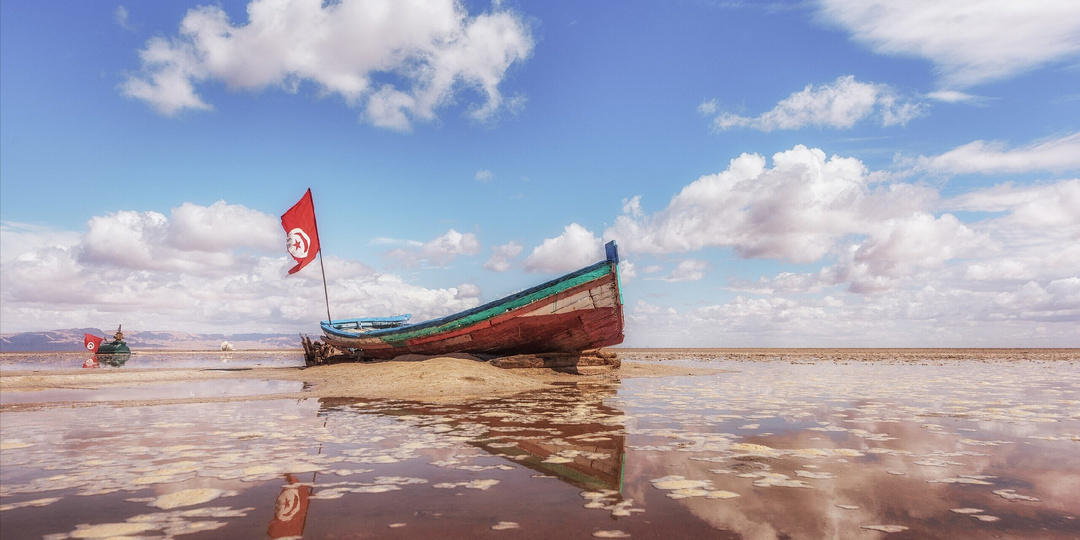 10 самых солёных озёр мира: как появились и правда ли, что в них нельзя утонуть?