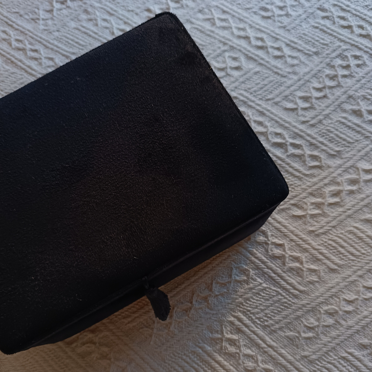 Мои примеры фактур и текстур: скатерть на столе, бархатная шкатулка с кисточкой. 