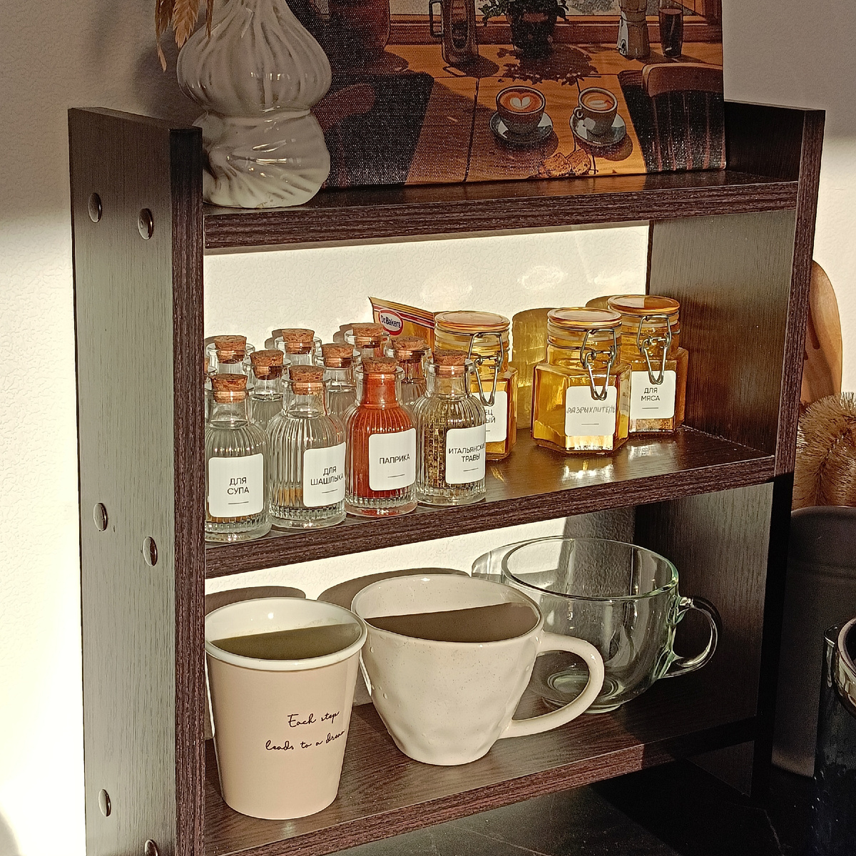 Люблю использовать специи, поэтому они под рукой всегда. А ниже чашки — все разные и любимые). 