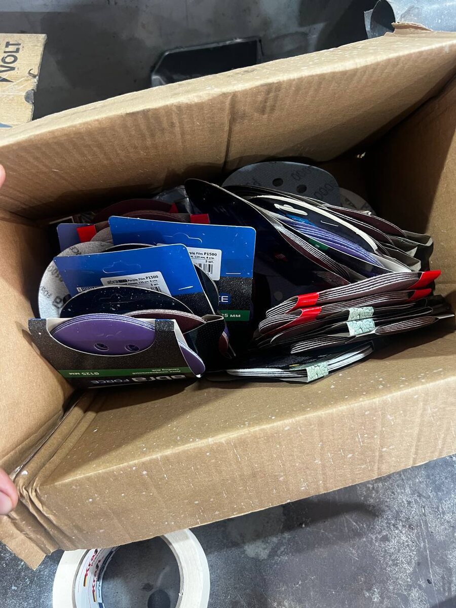 Наждачные круги разной зернистости.