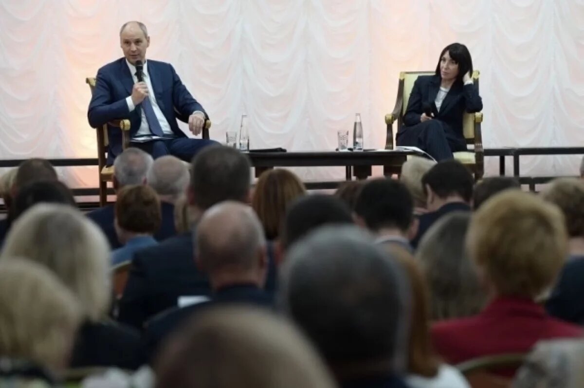    Денис Паслер отметил 66 свердловских медиков специальной премией