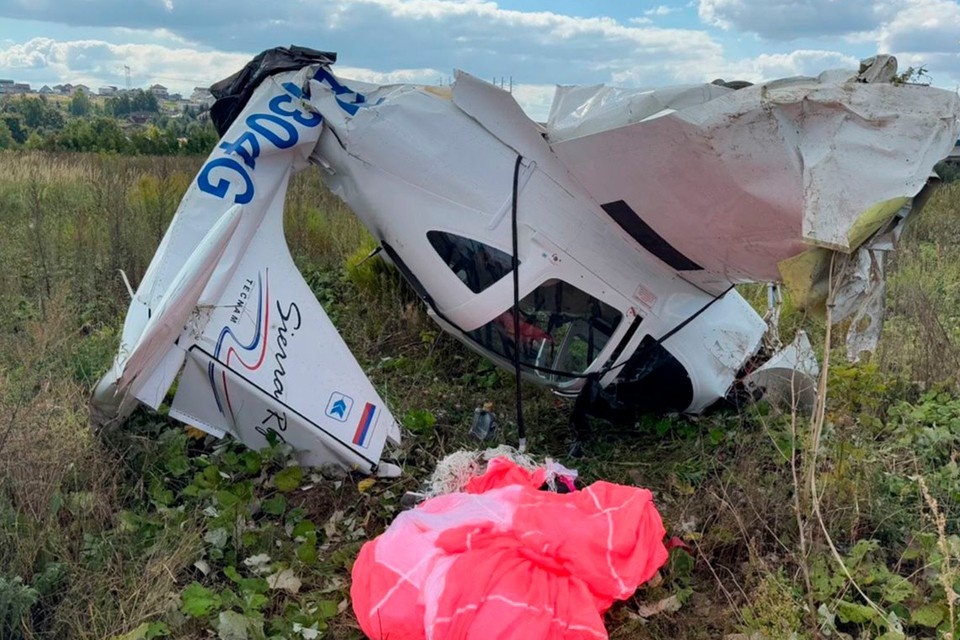    В Подмосковье легкомоторный самолет совершил аварийную посадку в поле. Фото: Западное межрегиональное следственное управление на транспорте СК России