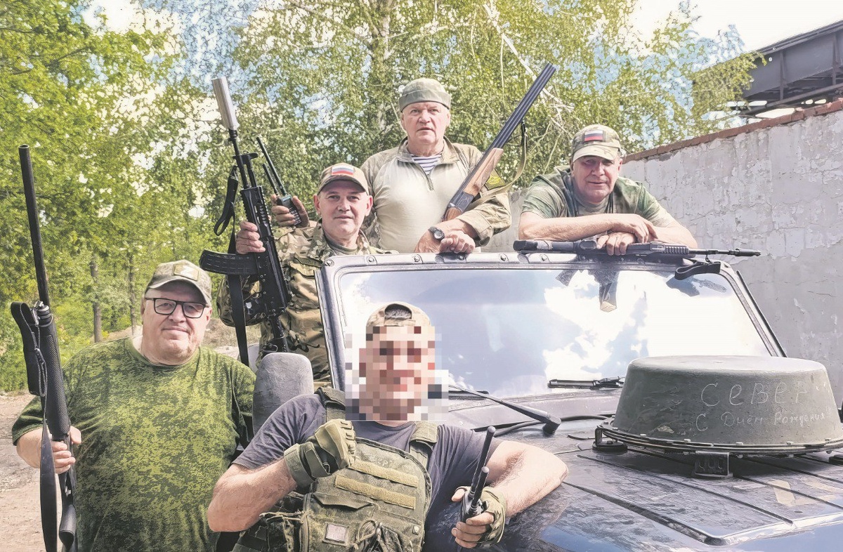     На фото Владимир Семёнов в центре в верхнем ряду (на машине)