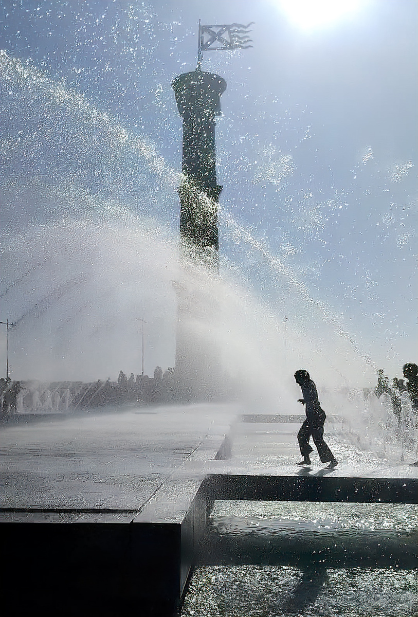 дети бегают в фонтане