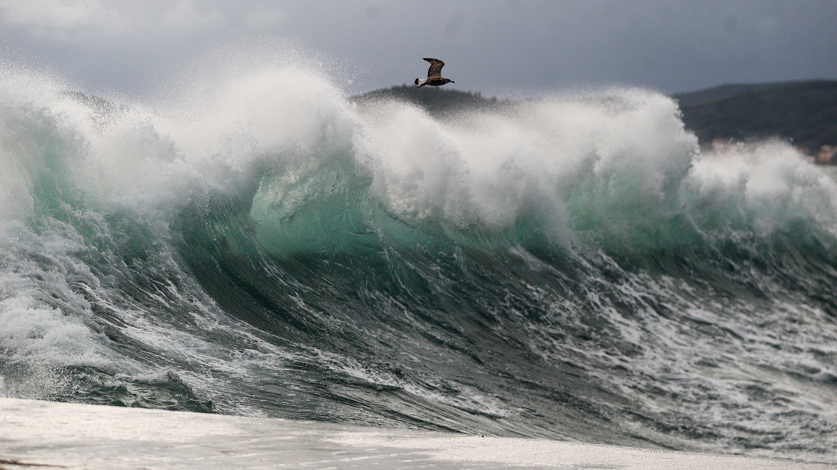 Рис. 2 Большие волны спутник трамонтаны у Испанских берегов
