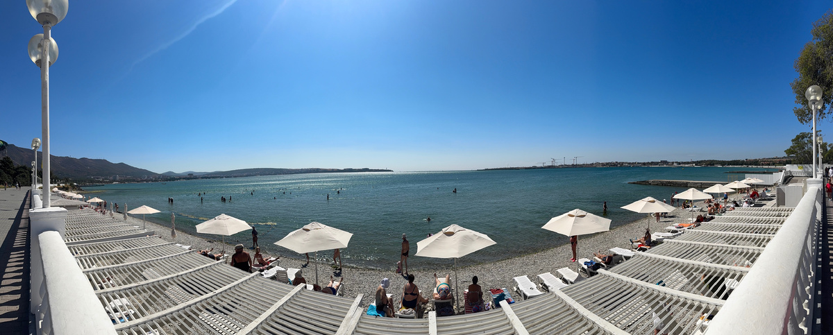 Забавная панорама пляжя санатория. Фото автора.