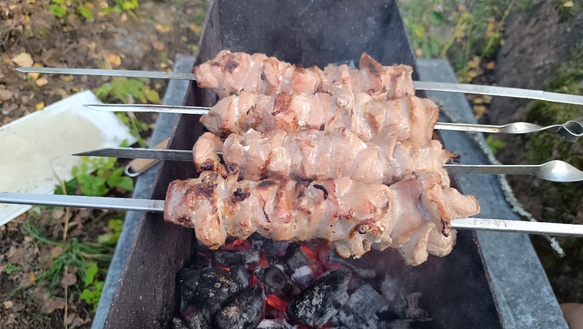 Шашлык на мангале.