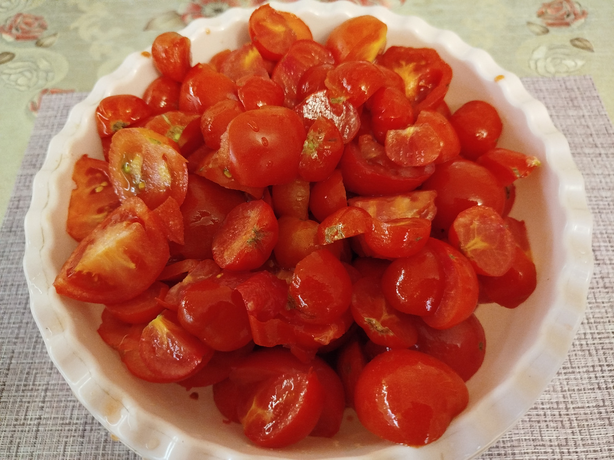 Помидоры порезать