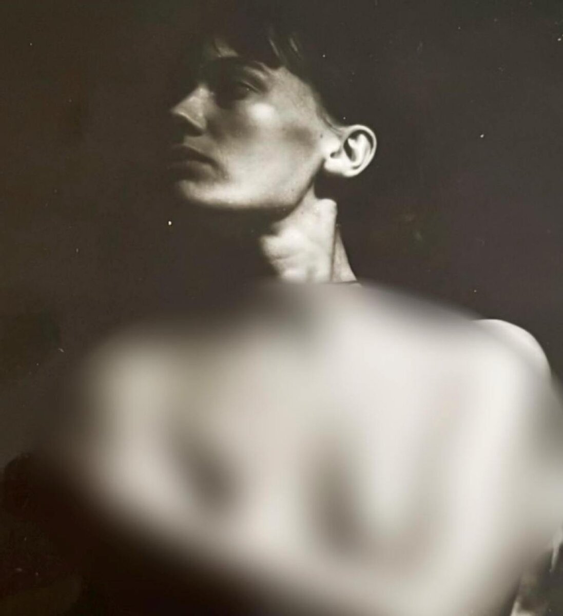 Уважаемые читатели! На архивном снимке Лариса Гузеева позирует топлес, прикрыв грудь руками. Кадр получился настолько откровенным, что, к сожалению, мы не можем показать его на платформе «Дзен» — правила не позволяют. Но именно этот снимок и стал тем самым поводом для горячих обсуждений.