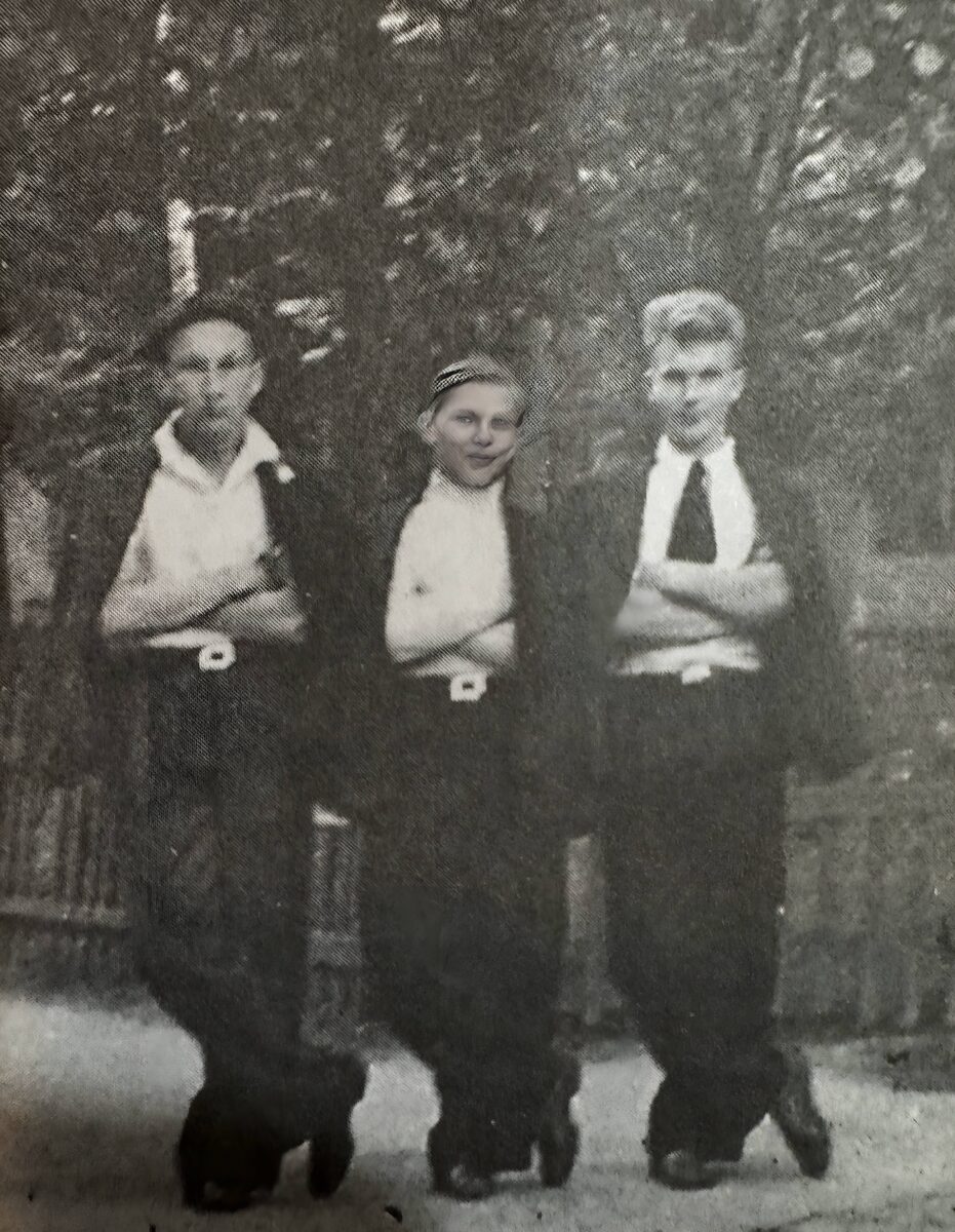  Три прогульщика из 135-й школы. 1944 год Олег Морозов, Юрий Соловьев, Виктор Башканихин.