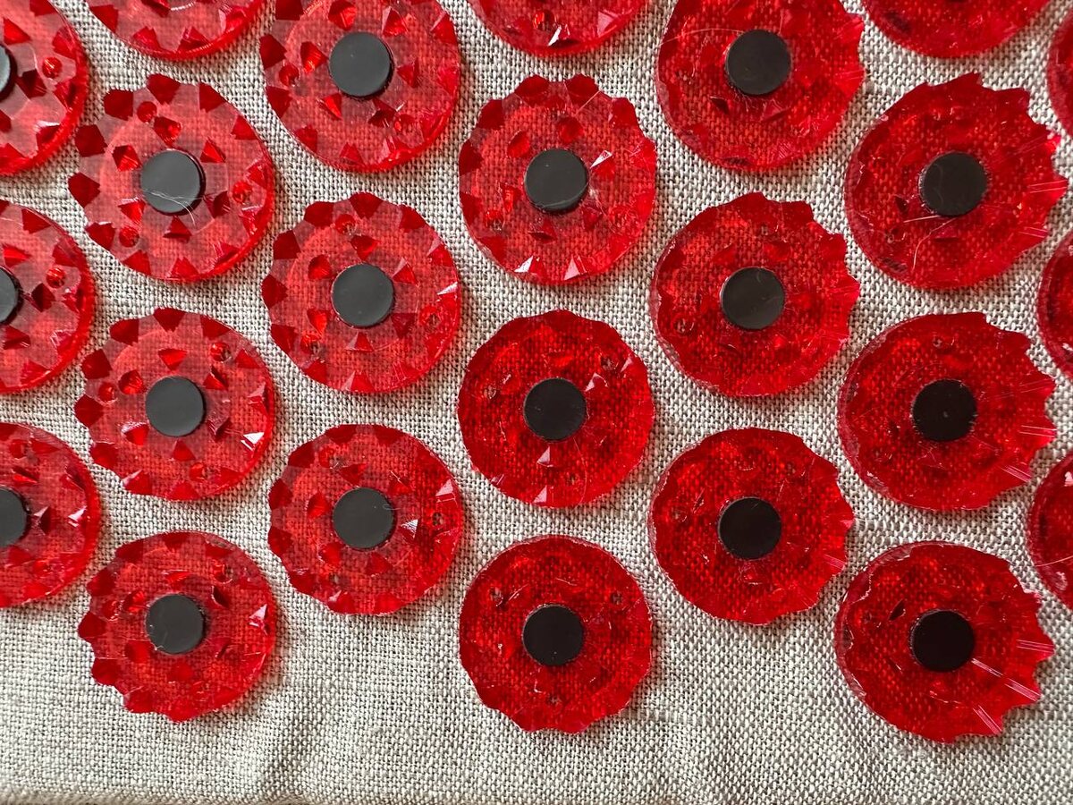 Вот они - эти чудесные "пуговички и иголочки" времен СССР до боли (буквально) так знакомые нам.