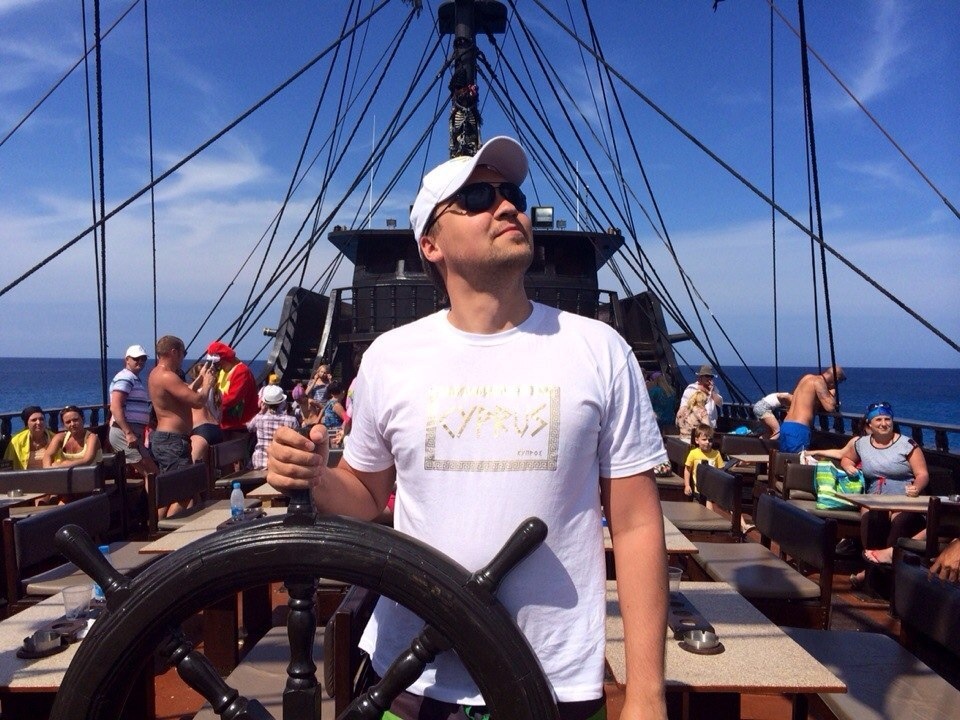 когда-то в далёком прошлом.. автор плывёт на пиратском корабле искать карту сокровищ Жизни