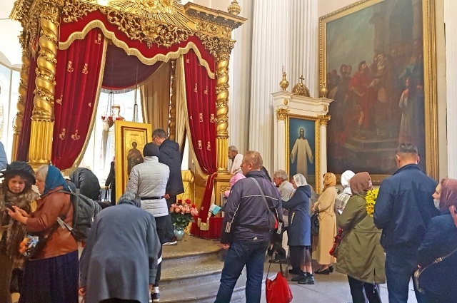    К мощам святого князя всегда очередь. Фото: Пресс-центр Александро-Невской Лавры