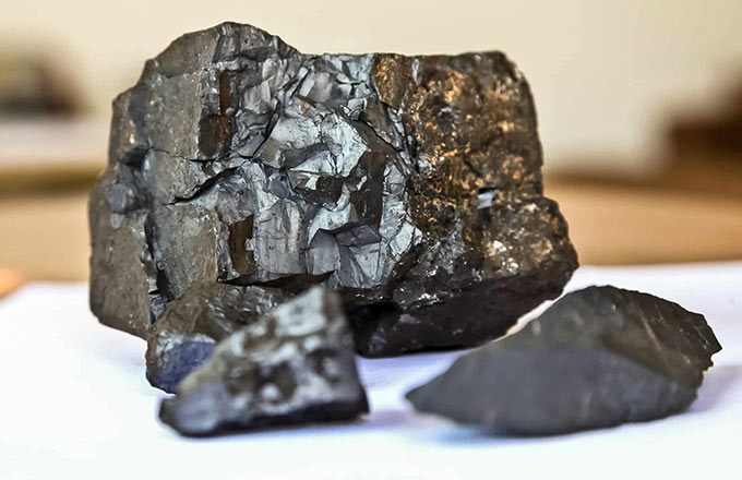 Вот так выглядит марганец, и из него делают не только марганцовку.