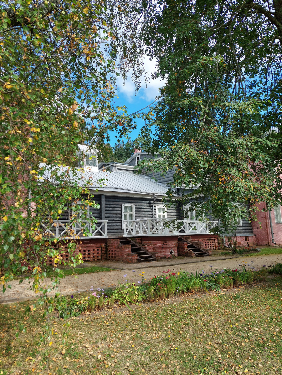 Вид на главный усадебный дом.