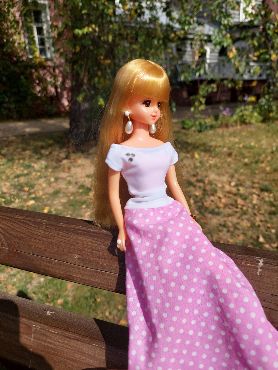 Дженни по такому поводу даже приоделась романтично,но очень переживала,что платье ее помялось в электричке.