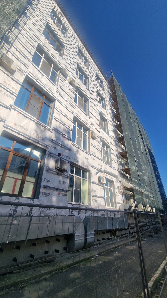 "Не, ну а чо?"(тм) Они там, в Петрова, с ремонтом затеялись.... А так, глядишь, и теплоизоляцию потолще можно будет положить. Коли врач в тепле и комфорте - то и пациенту легче. А ещё домик рядом строится для бездомного медперсонала клиники. Тоже деньги нужны. 