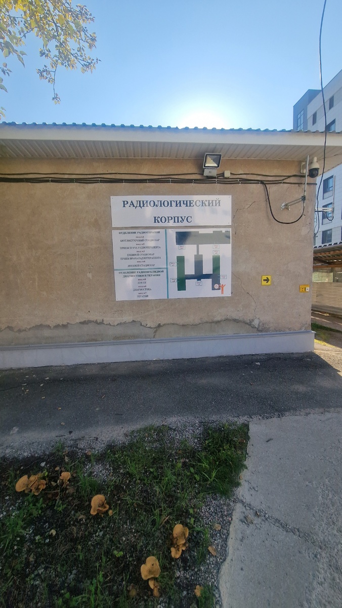 То, что написано на схеме - ничего не значит. Вход могут перенести с одного "торца здания" в другой. У этого здания я насчитал 14 "торцов". 🤣