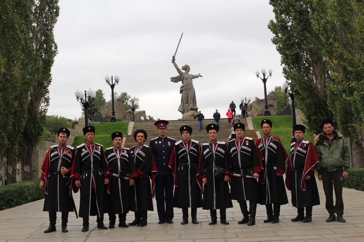 Казаки на фоне "Родины-матери". https://cossack-circle.livejournal.com/398270.html