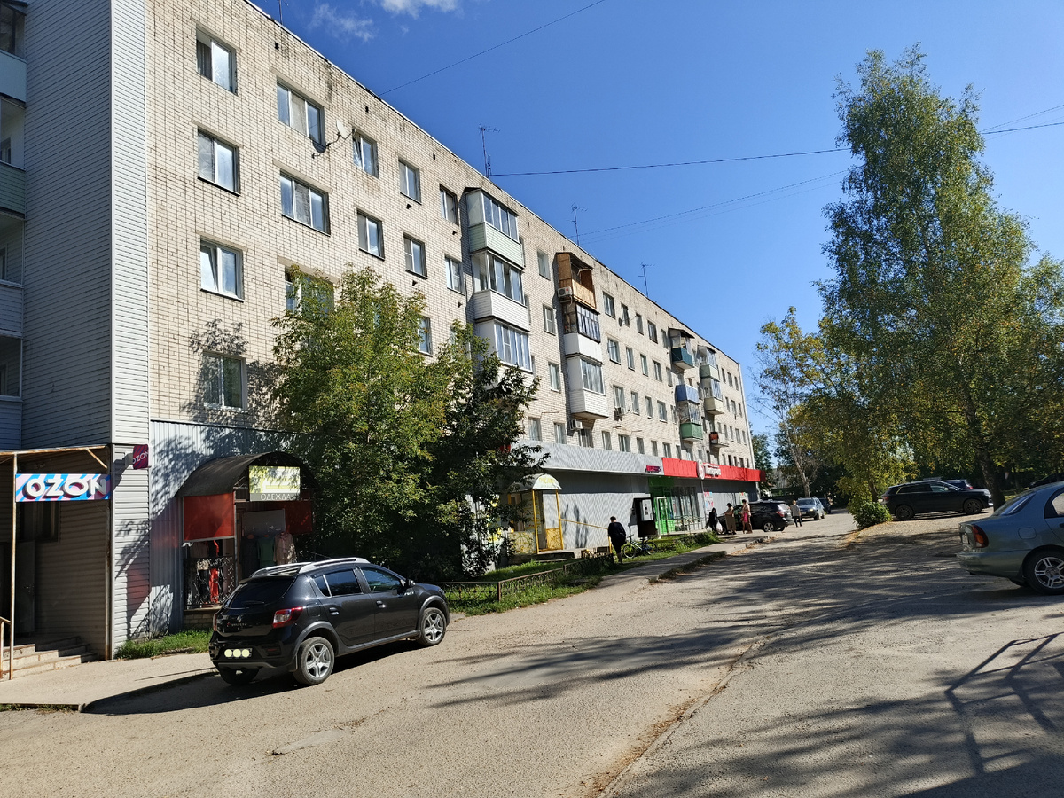 ЗДЕСЬ КОГДА-ТО БЫЛ МАГАЗИН "ЖЕЛЕЗКА"( так называли жители), СЕЙЧАС - МАГАЗИН "ПЯТЁРОЧКА")