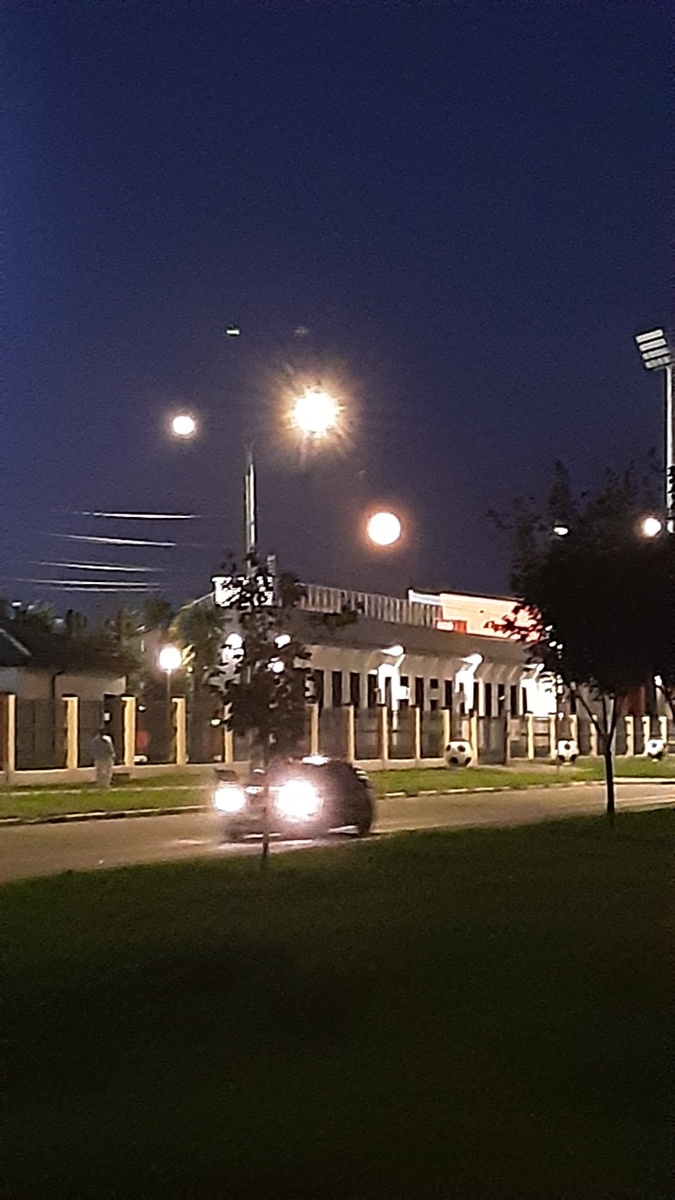 Огни большого города и "кровавая " красная луна в небе над ним.