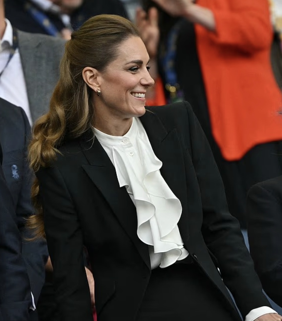 Принцесса Уэльская, похоже, снова сменила прическу, посетив женский чемпионат мира по регби. Матч между сборными Англии и Австралии в субботу.