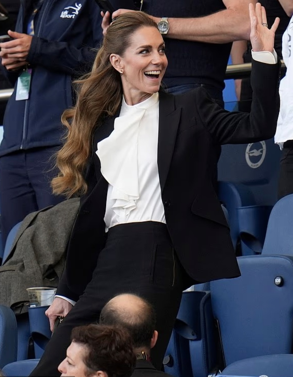 Однако в интервью Daily Mail парикмахер Адем Ойгур заявил, что Кейт не стала менять цвет волос, а просто выбрала новую прическу, сделав их более темными.