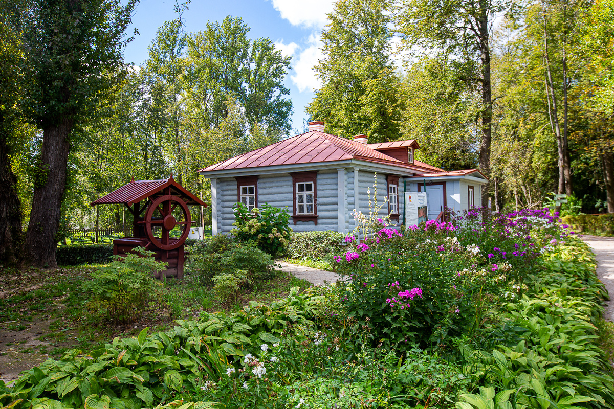 Флигель-кухня усадьбы семьи А.П. Чехова Мелихово. Государственный литературно-мемориальный музей-заповедник А.П. Чехова. Село Мелихово, муниципальный округ Чехов, Московская область. Фото автора статьи 