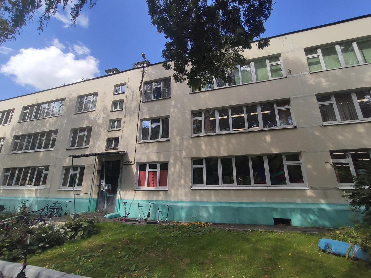 Здание типичного советского детского сада теперь для нас - школа!