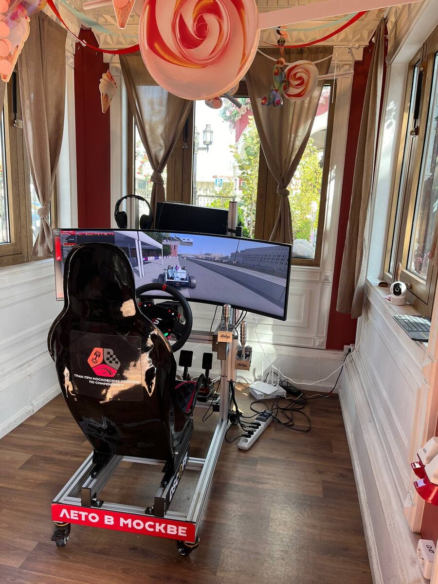 Так выглядит кокпит. Уютно. "Ковш" облегает тело, а руль полноценного радиуса "транслирует" дорожные неровности.