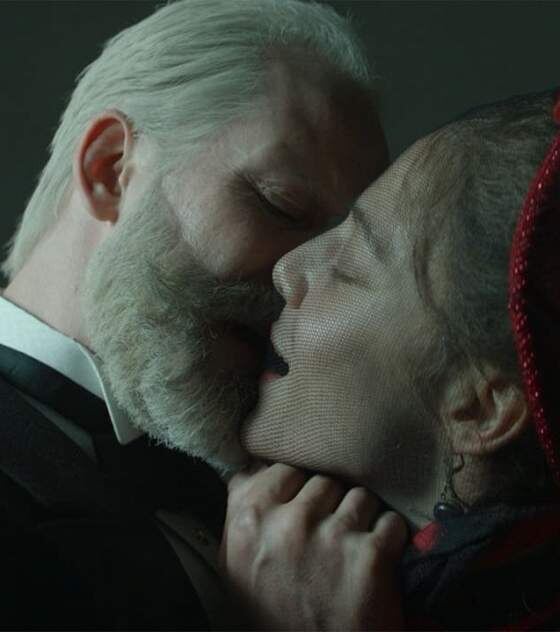 А через секунду он скажет ей: «Гадина!»