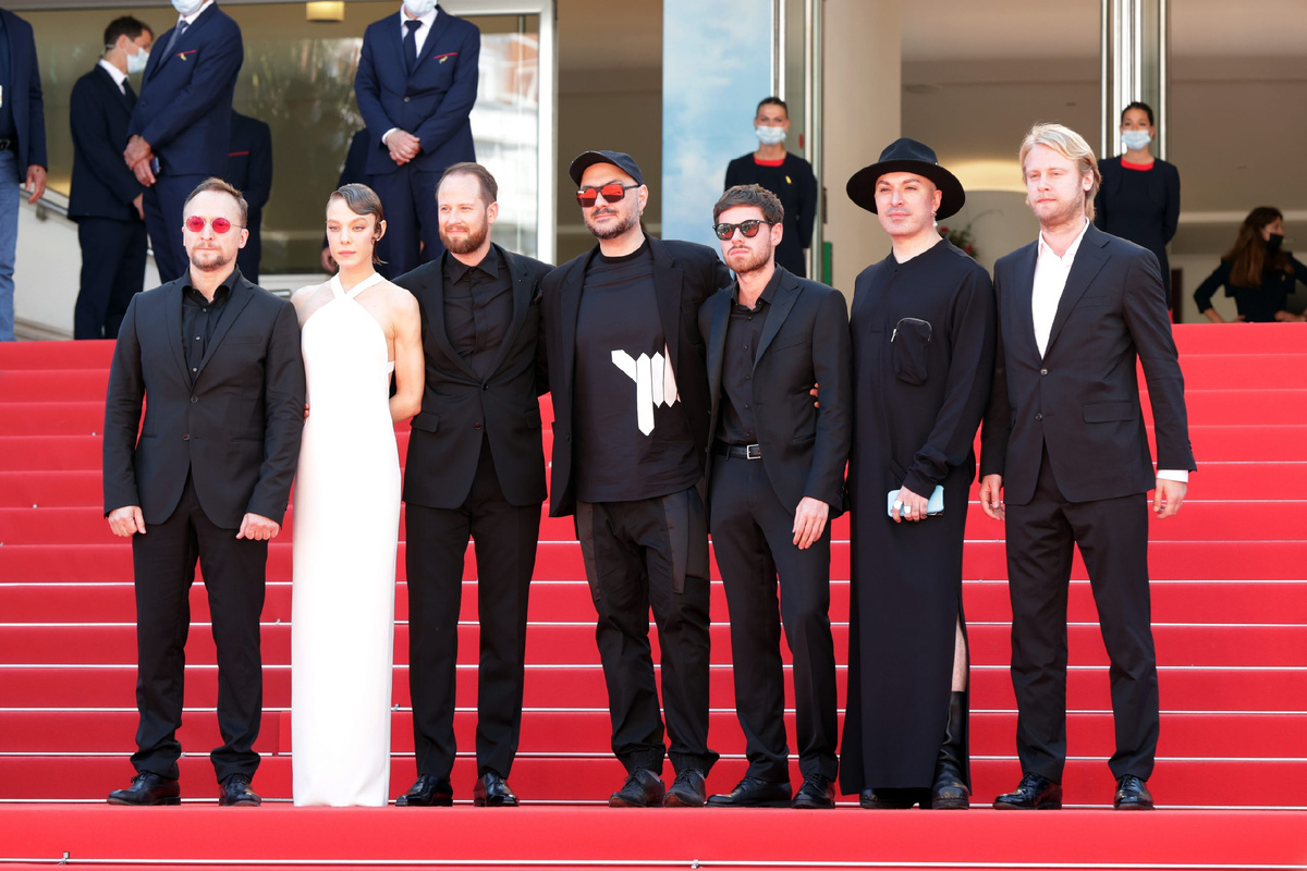 Серебренников с командой в Каннах