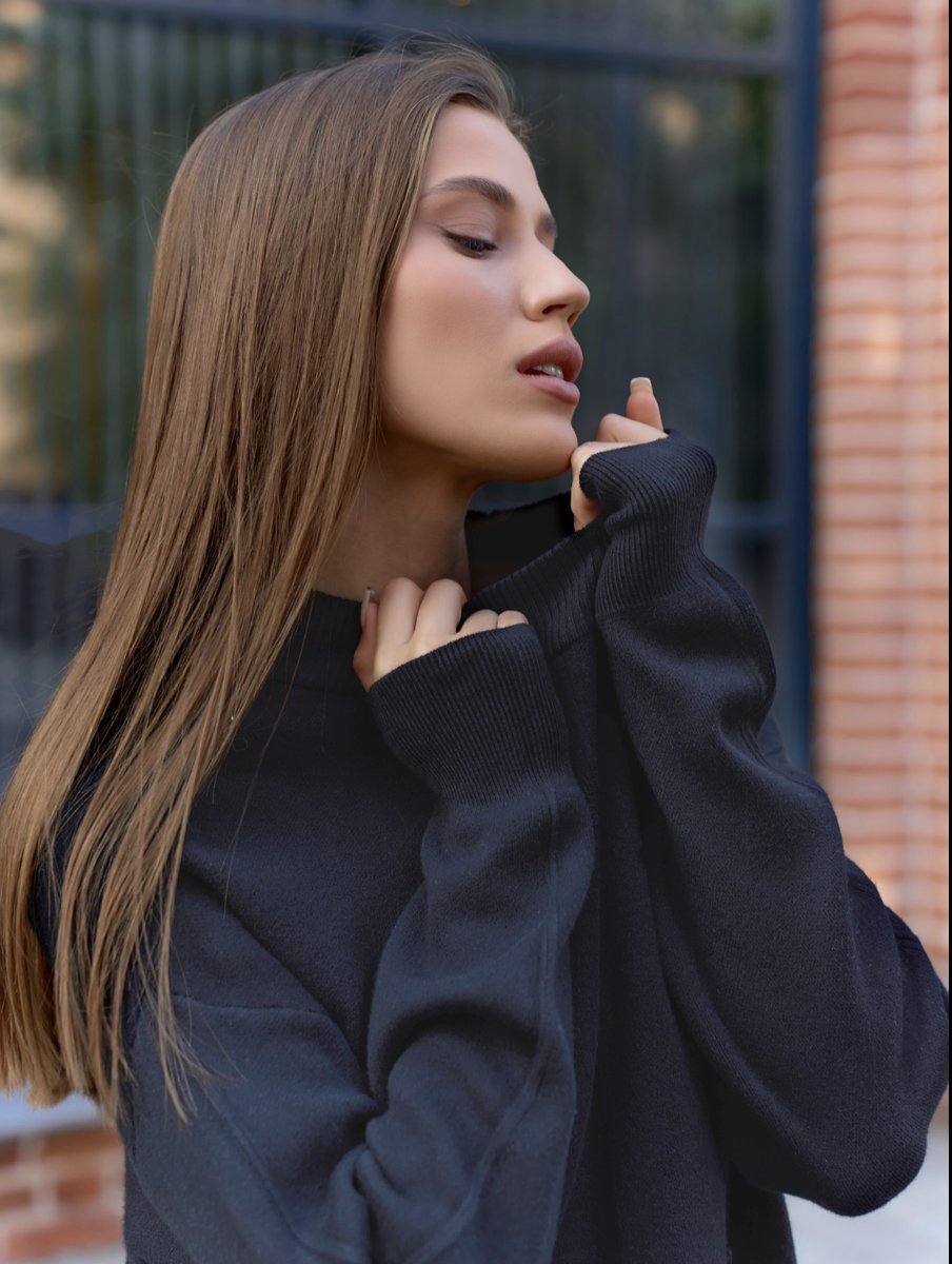 В мире моды всё решают эмоции и образ. Одежду можно снять на вешалке или манекене, но вряд ли такие фото вдохновят кого-то купить. Совсем другое дело — fashion-съёмка на модели.